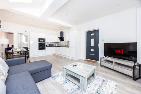 Communal lounge/ TV room, TV and multimedia, Kitchen or kitchenette, Living room, Seating area, Dining area, Evening entertainment, pet friendly