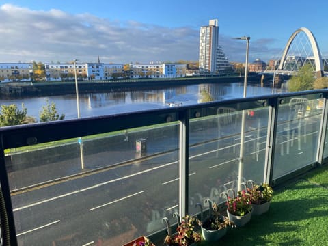 Property building, Natural landscape, Balcony/Terrace, City view, Lake view