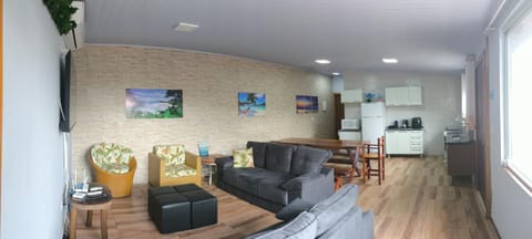 TV and multimedia, Coffee/tea facilities, Kitchen or kitchenette, Living room, Seating area, Dining area, oven, stove