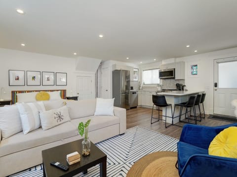 Fairfield Estate Coach House - 30-Day Stay, steps from Cook Street Village by Victoria Prime! Apartment in Victoria