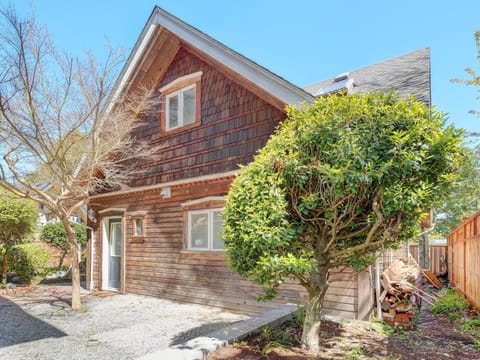 Fairfield Estate Coach House - 30-Day Stay, steps from Cook Street Village by Victoria Prime! Apartment in Victoria