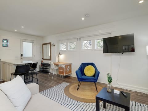 Fairfield Estate Coach House - 30-Day Stay, steps from Cook Street Village by Victoria Prime! Apartment in Victoria