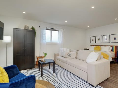 Fairfield Estate Coach House - 30-Day Stay, steps from Cook Street Village by Victoria Prime! Apartment in Victoria