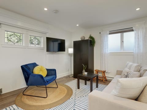 Fairfield Estate Coach House - 30-Day Stay, steps from Cook Street Village by Victoria Prime! Apartment in Victoria