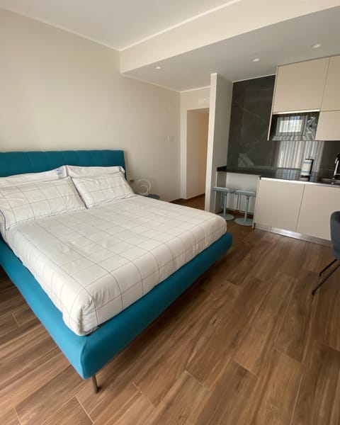 Bed, Kitchen or kitchenette, Bedroom