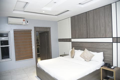 Property building, Restaurant/places to eat, Guests, Guests, Swimming pool, Breakfast
