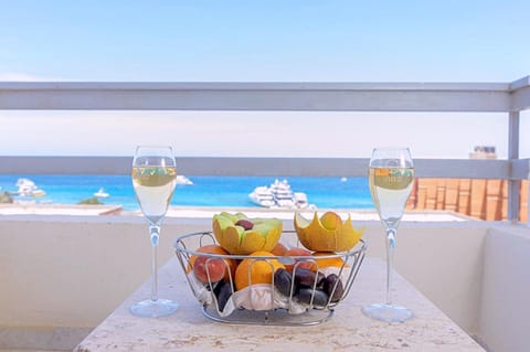 Patio, Day, Natural landscape, View (from property/room), Balcony/Terrace, Food and drinks, Dining area, Food, Sea view, Lunch, Dinner, Drinks