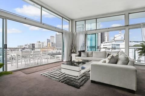 Sunbathed Penthouse With Spectacular Harbour Views Apartment in Auckland