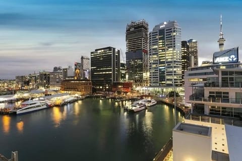 Sunbathed Penthouse With Spectacular Harbour Views Apartment in Auckland