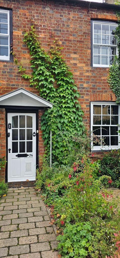 Victorian Retro Cottage in Stony Stratford Centre House in Stony Stratford