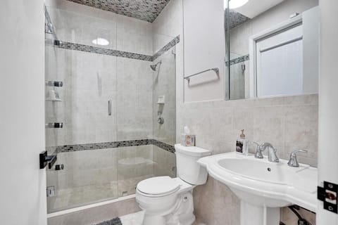 Shower, Toilet, Bathroom, Bath, towels