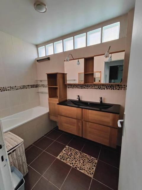 2 Bedroom flat with 100m2 garden & secure parking Apartment in Courbevoie