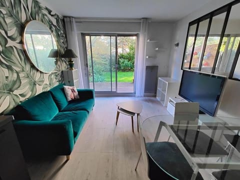 2 Bedroom flat with 100m2 garden & secure parking Apartment in Courbevoie