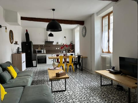 TV and multimedia, Kitchen or kitchenette, Living room, Seating area, Dining area