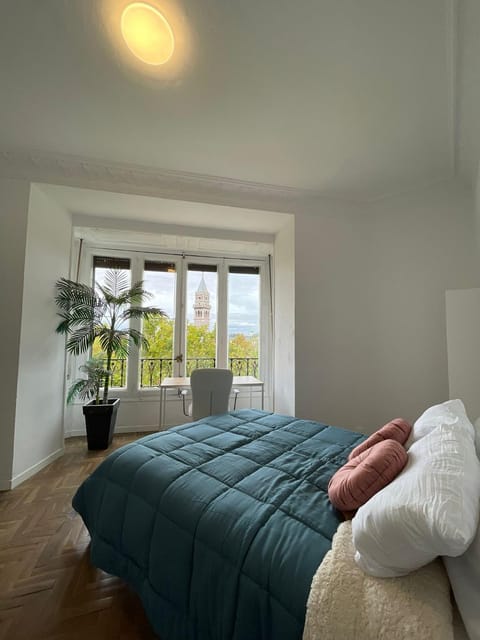 Photo of the whole room, City view