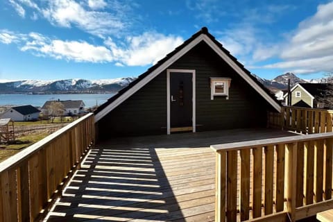 1 Bed Loft Sleeps 4 -Hot Tub Sauna & Pets Ok Apartment in Nordland, Norway