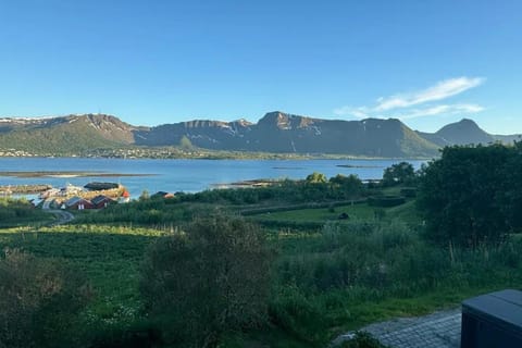 1 Bed Loft Sleeps 4 -Hot Tub Sauna & Pets Ok Apartment in Nordland, Norway