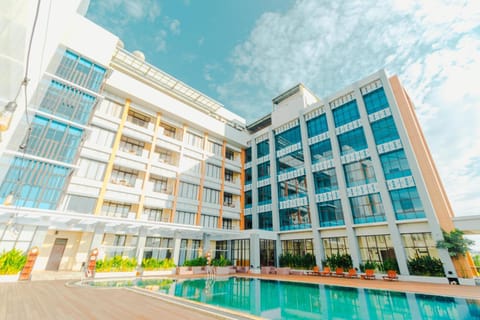 Property building, Day, Pool view, Swimming pool