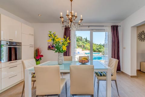 Kitchen or kitchenette, Garden view, Mountain view, Pool view