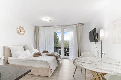 Bed, TV and multimedia, Photo of the whole room, Bedroom, towels