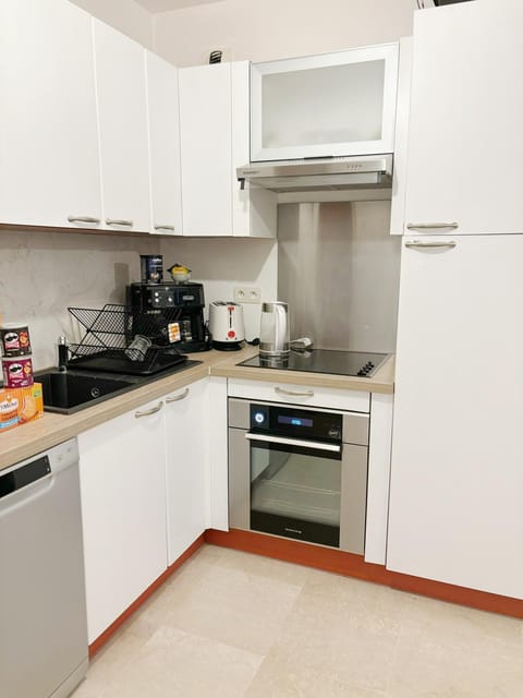 Coffee/tea facilities, dishwasher, oven, stove, toaster
