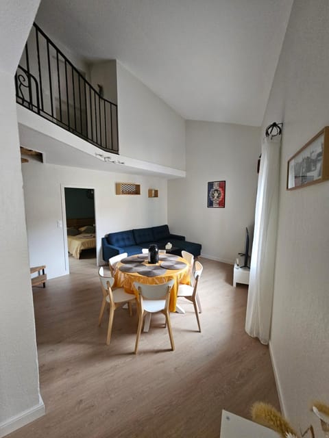 TV and multimedia, Living room, Seating area, Dining area