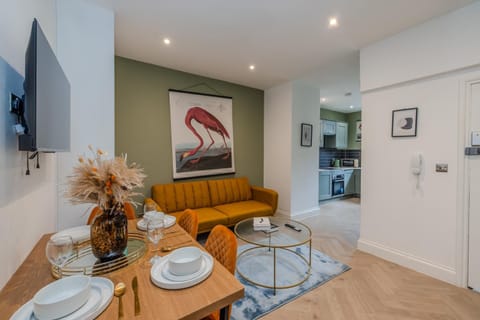 TV and multimedia, Kitchen or kitchenette, Living room, Seating area, Dining area