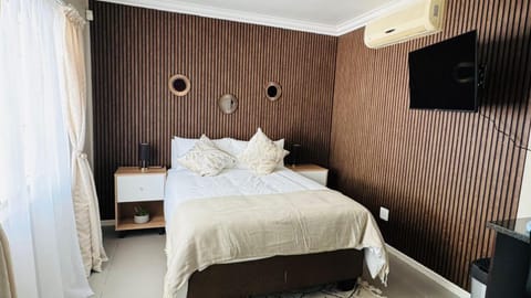 Bed, TV and multimedia, air conditioner