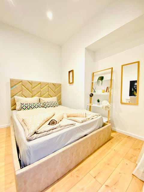 Property building, Bed, Bedroom