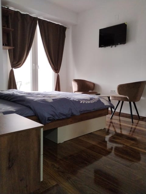 Communal lounge/ TV room, Bed, TV and multimedia, Photo of the whole room, Evening entertainment, Bedroom