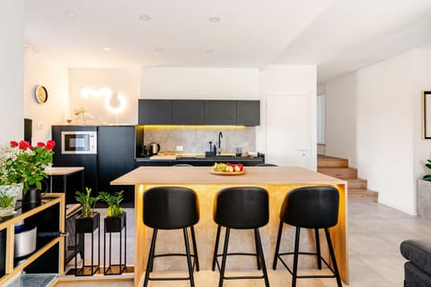 TV and multimedia, Kitchen or kitchenette, Dining area, stove