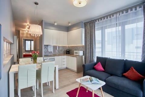 Kitchen or kitchenette, Living room, Seating area, Dining area