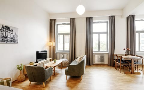 TV and multimedia, Living room, Seating area, Dining area