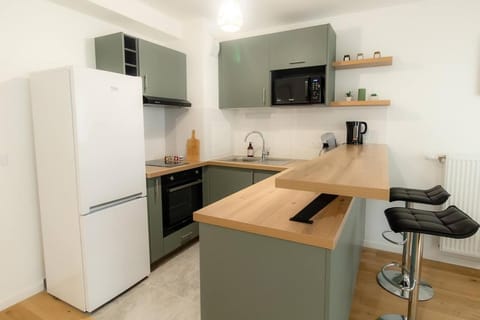 Kitchen or kitchenette, Dining area, oven, stove, toaster