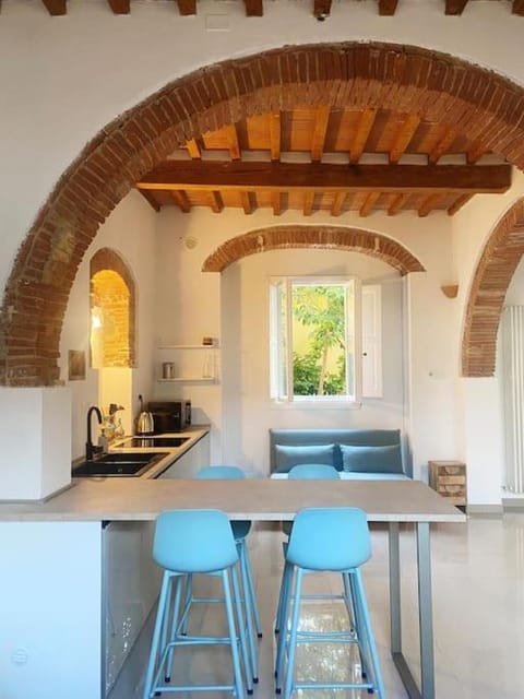 Kitchen or kitchenette, Living room, Seating area, Dining area