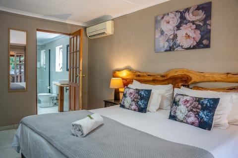 Photo of the whole room, Bedroom, air conditioner