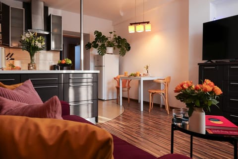 Communal lounge/ TV room, TV and multimedia, Kitchen or kitchenette, Living room, Seating area, Evening entertainment, oven