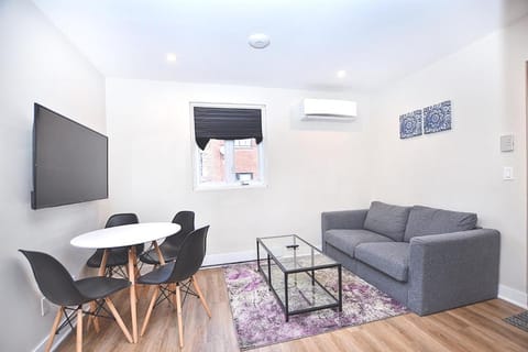 Communal lounge/ TV room, TV and multimedia, Living room, Seating area, air conditioner