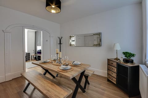 Seating area, Dining area