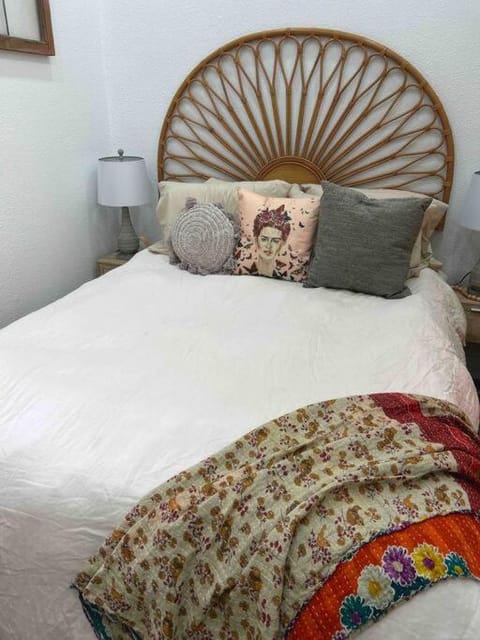 The Painted Lady-short walk to downtown square House in Brenham