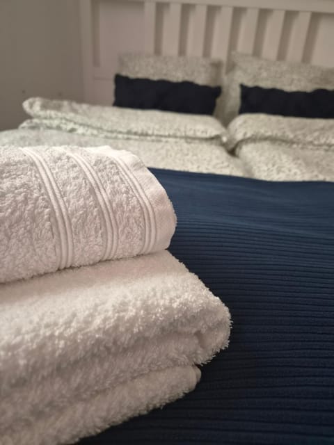 Bed, Bedroom, towels