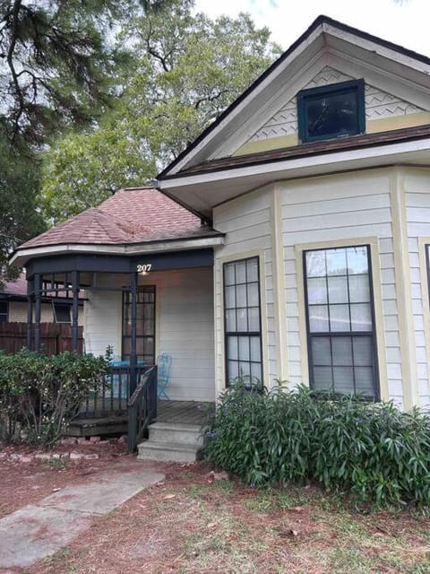 The Bluebonnet Belle - newly redone near downtown House in Brenham