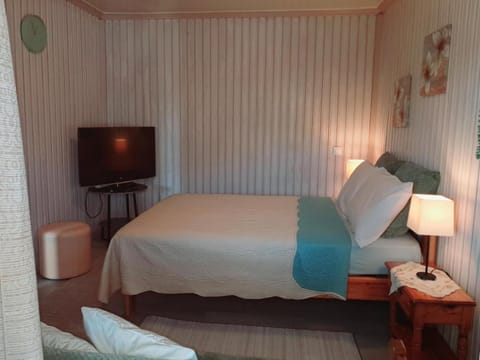 Bed, TV and multimedia, Photo of the whole room, Bedroom, furniture