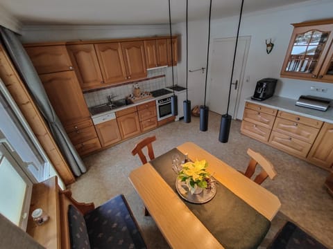 Kitchen or kitchenette, Dining area, oven, stove