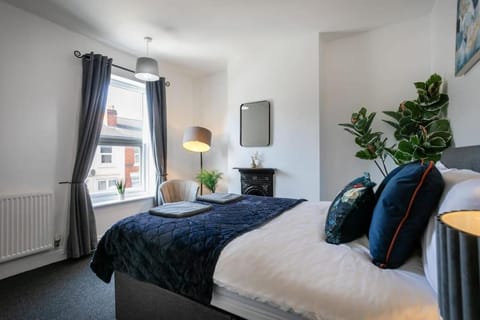 Stylish 2 Bedroom Home with Free on Street Parking Apartment in Derby