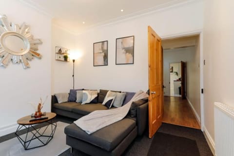 Stylish 2 Bedroom Home with Free on Street Parking Apartment in Derby