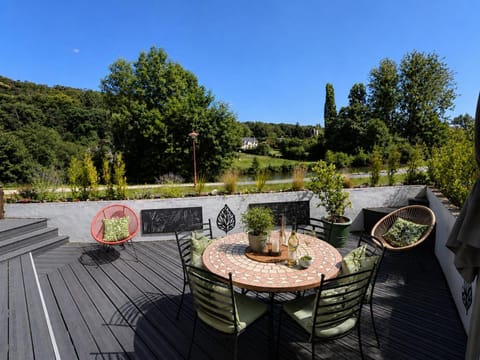 Property building, Balcony/Terrace, Dining area, River view