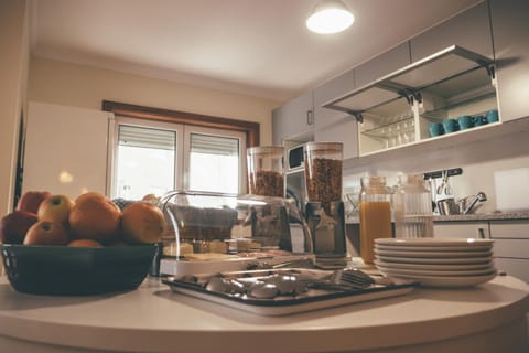 Communal lounge/ TV room, Coffee/tea facilities, Kitchen or kitchenette, Lobby or reception, Food and drinks, Seating area, Dining area, Beach, Sports, Continental breakfast, Buffet breakfast, Seasons, stove, laundry