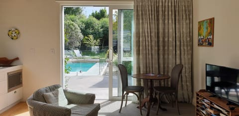 Patio, TV and multimedia, Balcony/Terrace, Living room, Seating area, Pool view, Swimming pool, Swimming pool, sunbed