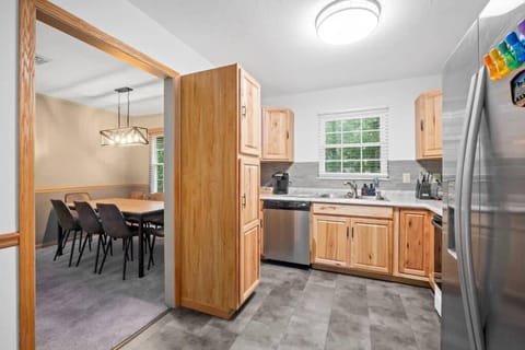 hot tub I game room I private deck I House in Summersville